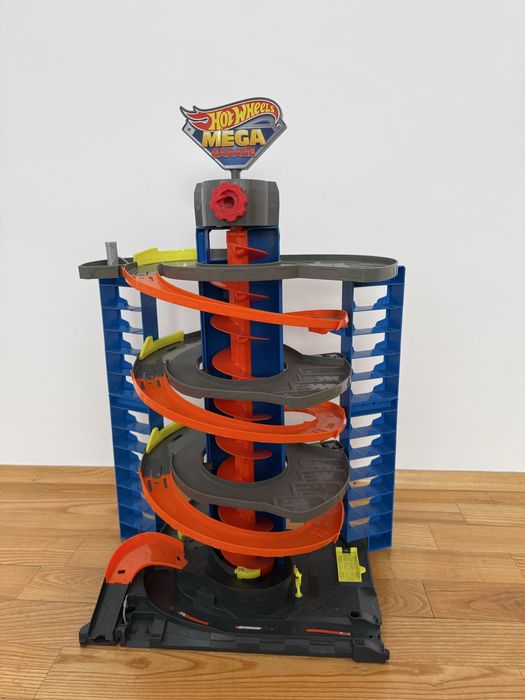 Трек Хотвілс Мега Гараж Hot Wheels