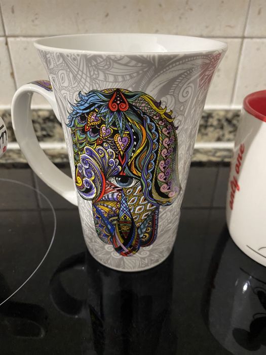 Canecas diversas e tigelas