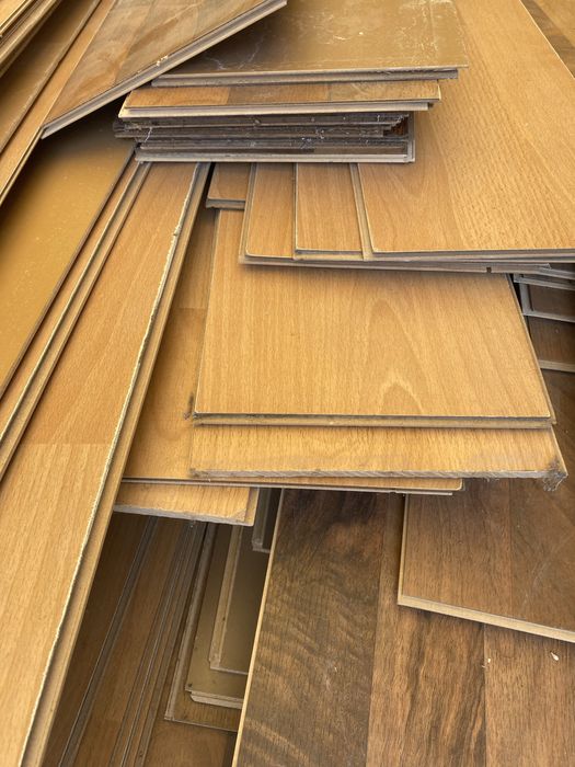 Ламінат б/у  два варіанта світлий 25м.кв. і темніший +- 50м.кв.