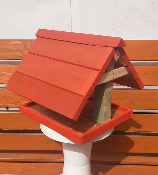 Karmik  dla ptaków z budką