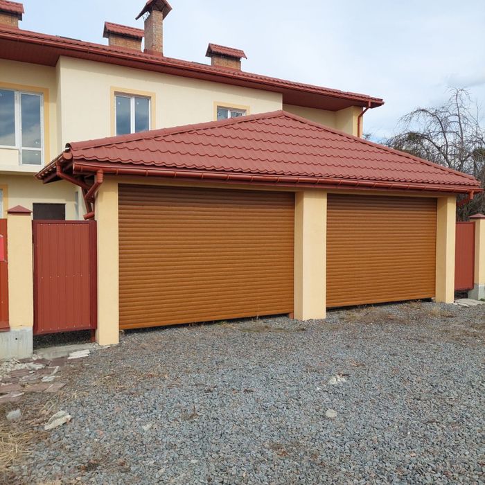 Продаж цегляного спареного будинку