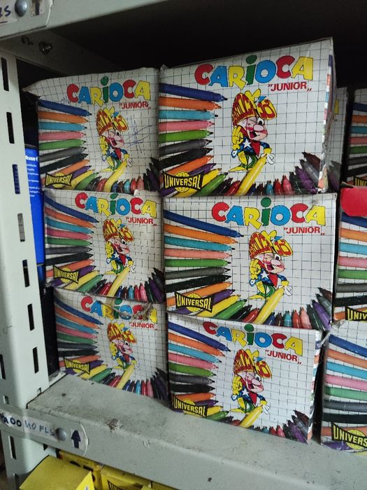 Canetas, cadernos material escolar vintage