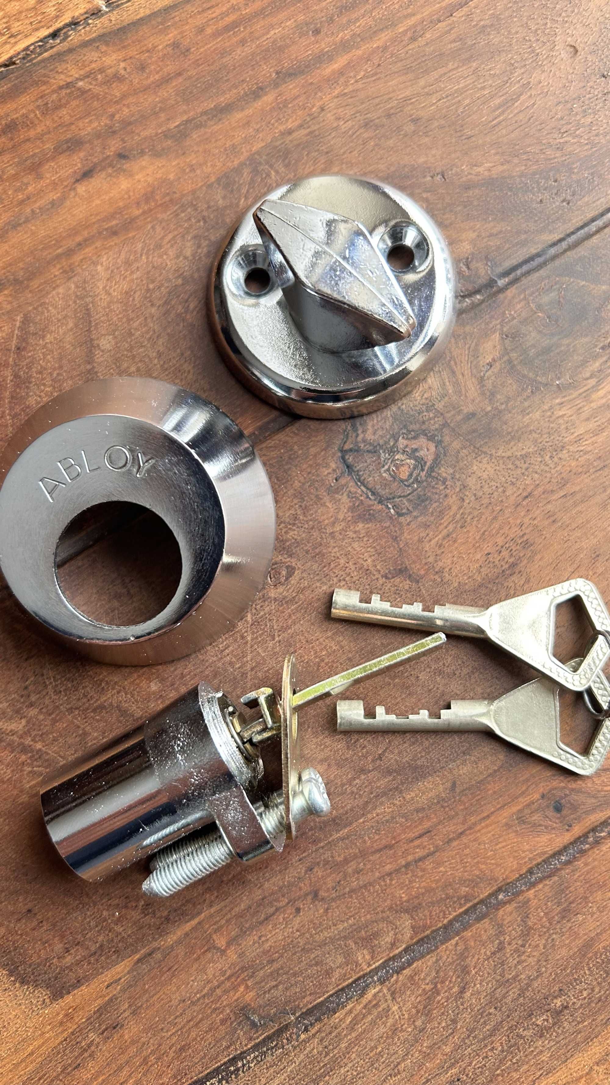Assa Abloy 4190 wkładka wraz z rozetami.