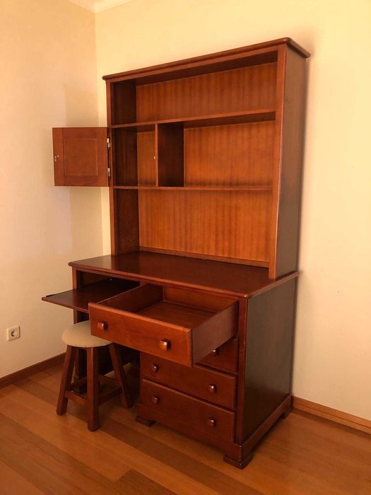 Secretária/Estante/Cadeira - Cor de Cerejeira