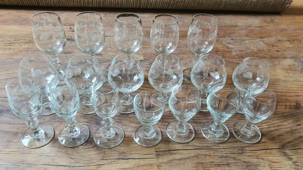 Różnie kieliszki z czasów PRL