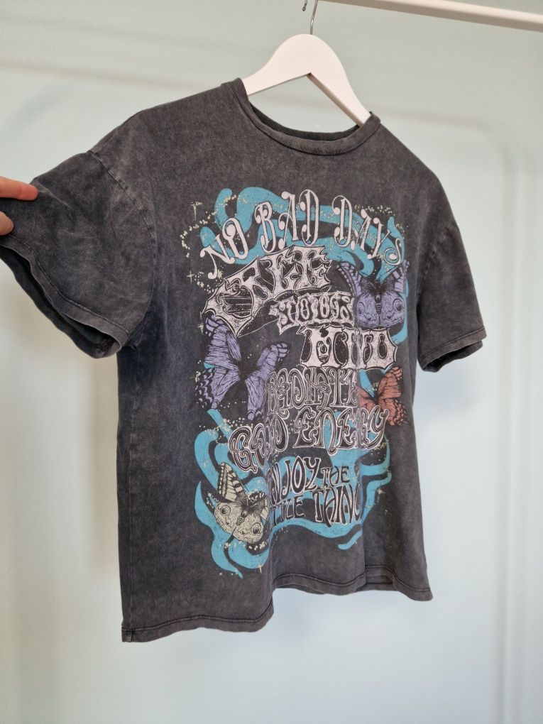 Szary tshirt koszulka oversize z grafiką z nadrukiem lose fit Bershka