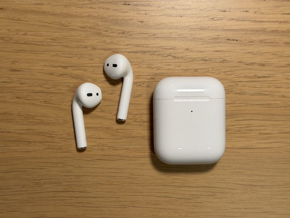 Słuchawki AirPods 2 z etui z ładowaniem indukcyjnym oraz z etui Elago