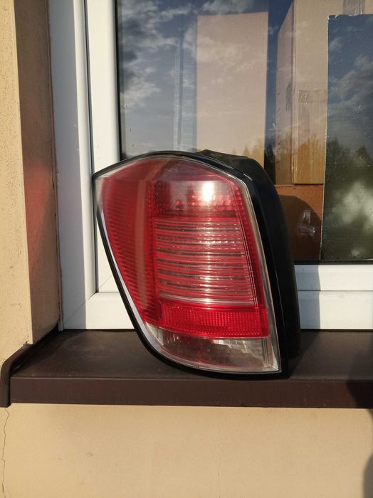 Opel Astra H 3 KOMBI lampa prawy tył L.T. oryginał