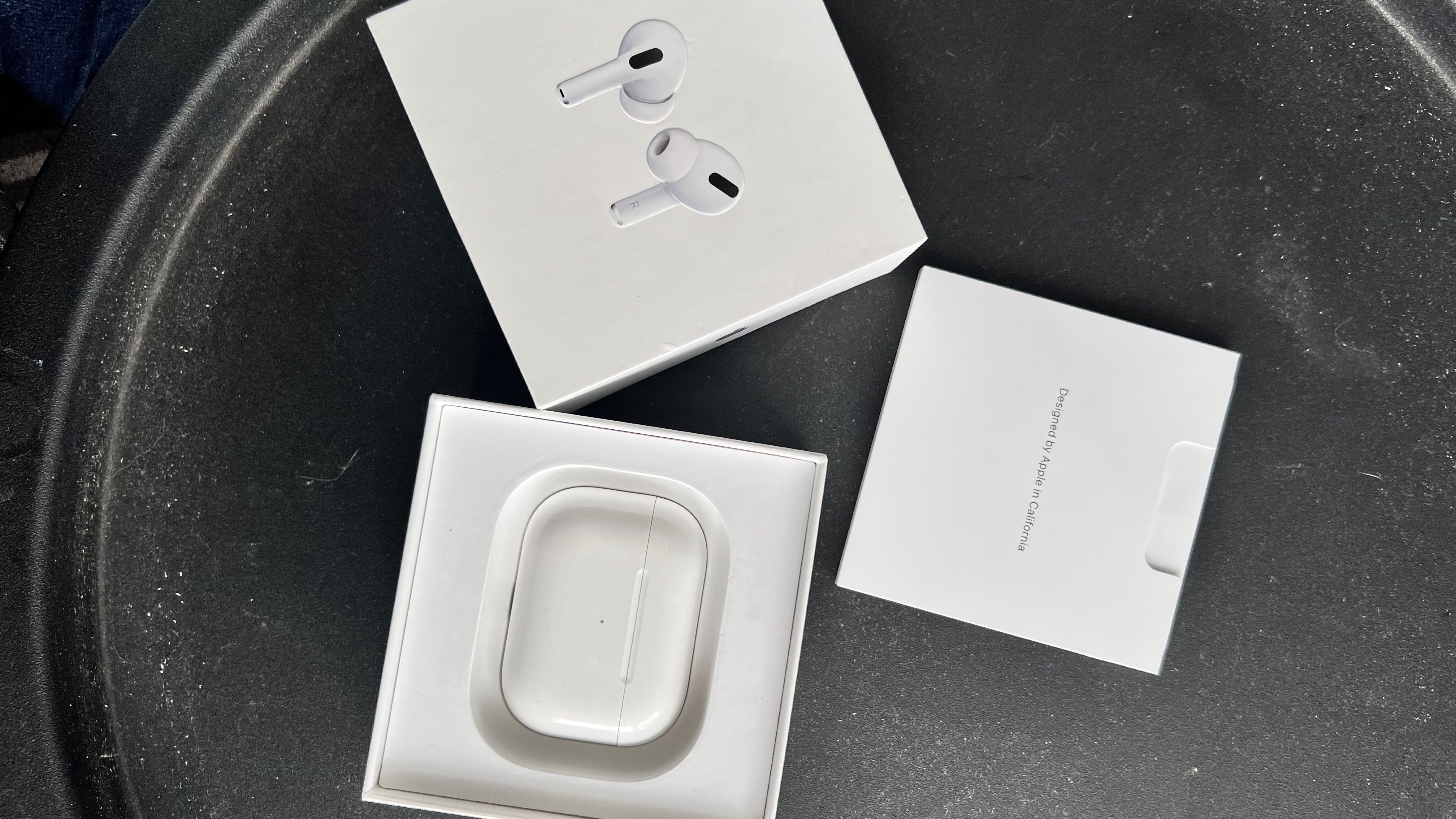 AirPods Pro – etui + lewa słuchawka