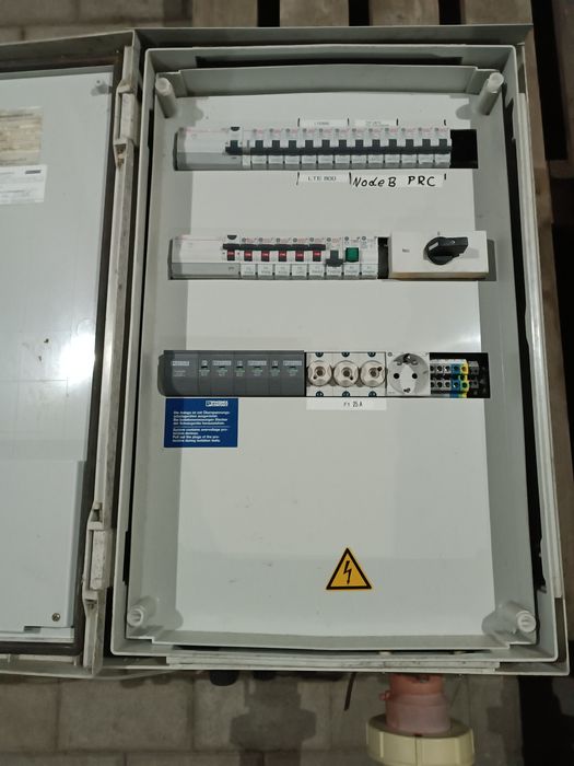 Розподільник з аварійним вимикачем і захистом від перенапруги