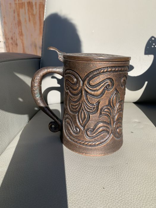 Stary kufel do piwa z przykrywką