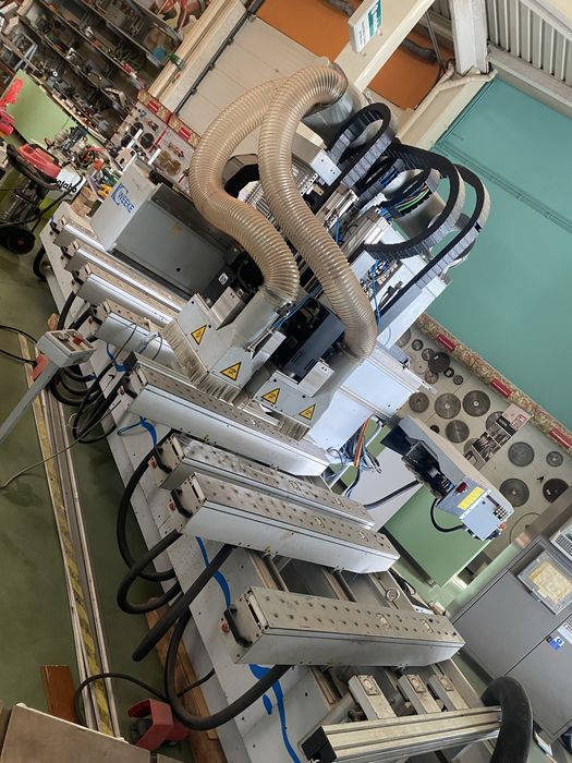 Frazadora CNC Week 550 com grupo de furacao e 4 eixos