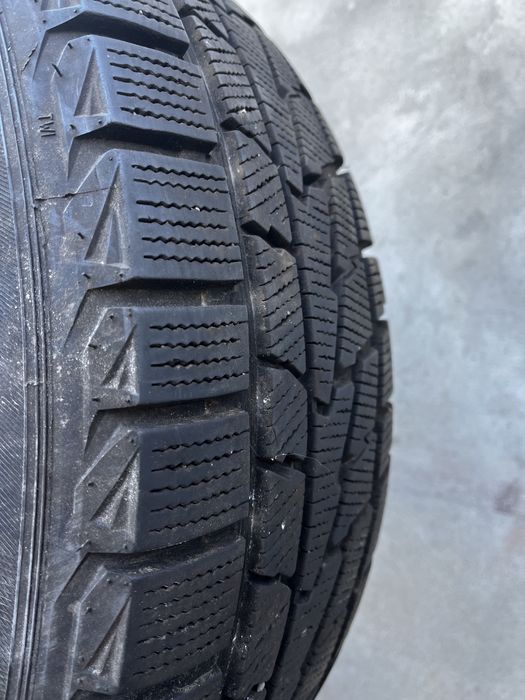 Зимні шинив зборі з дисками на BMW є 38