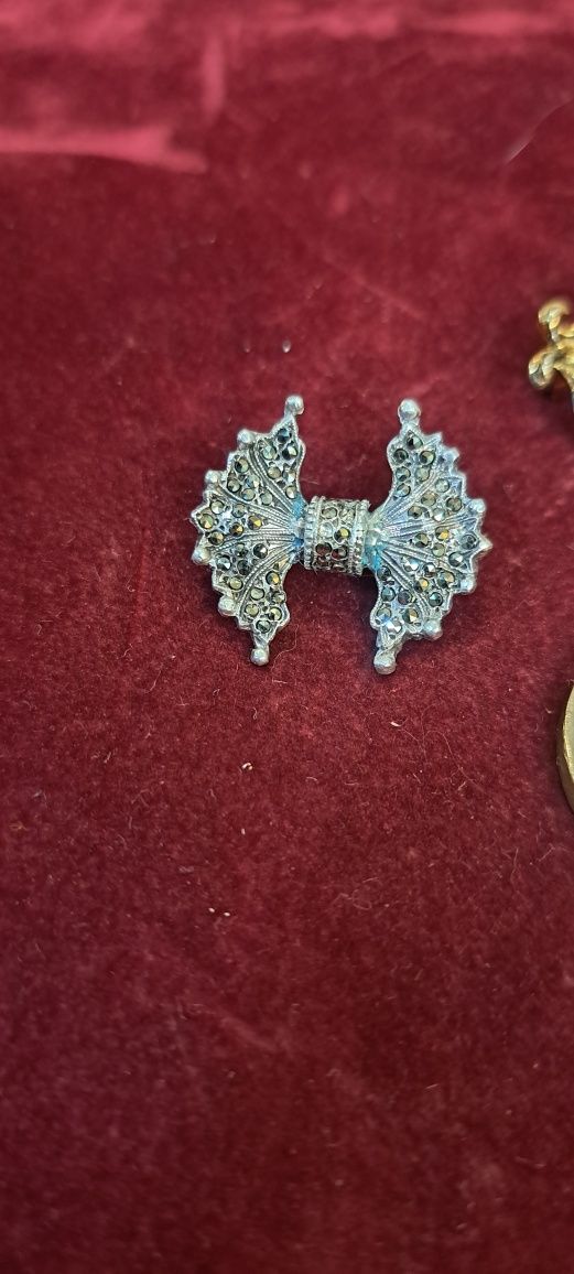 Alfinetes broches vintage em prata.