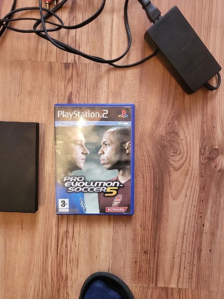 Playstation 2 z padem i grą