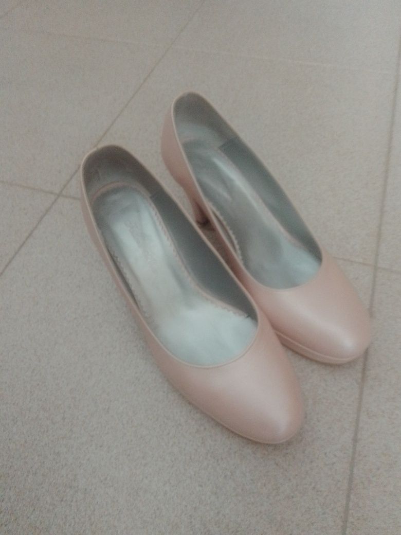 Sapatos usados em bom estado.De cor (rosa velho) NR 37.