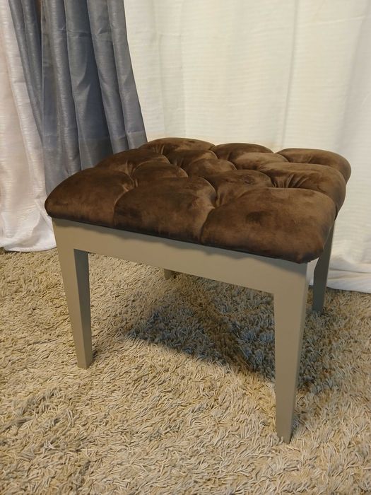 Bancos em madeira e veludo castanho