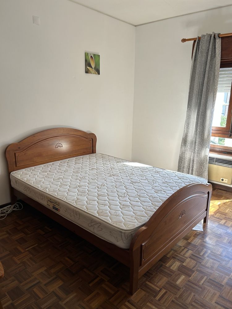 Cama e colchão com 2 mesas de cabeceira