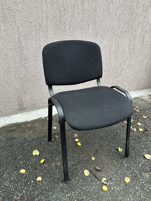 Офісні стільці на ніжках чорні