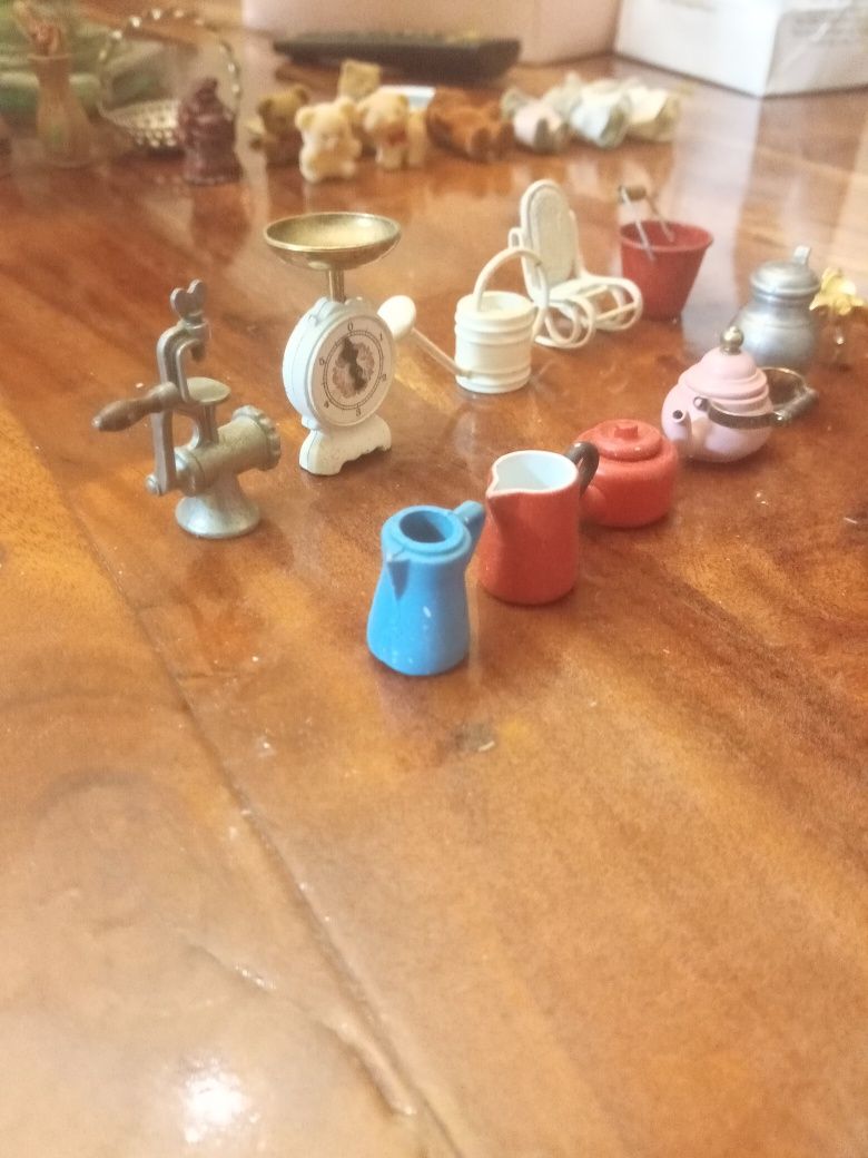 Miniaturas em latão, tachos em cobre,porcelana e em ferro.