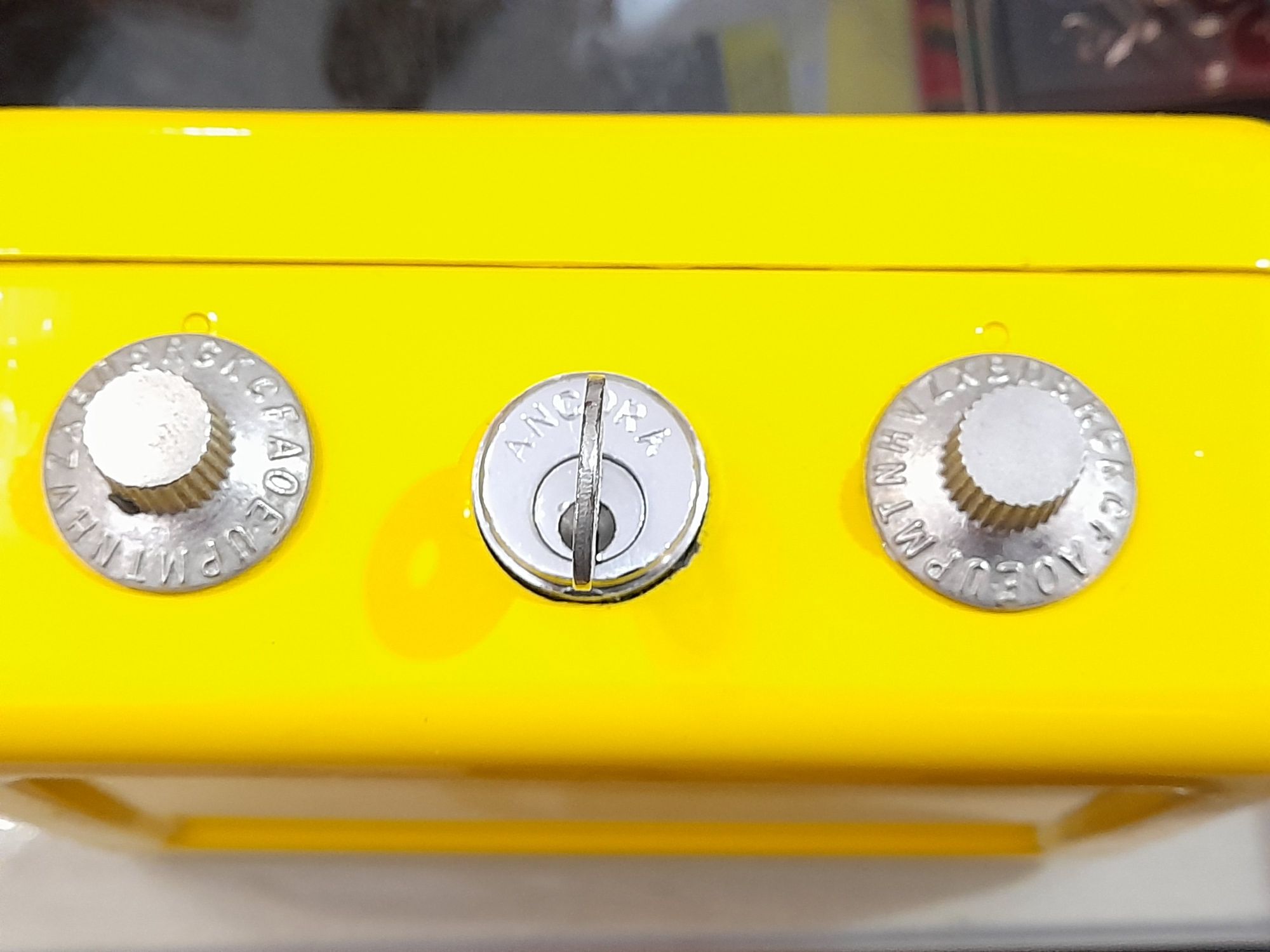 Cofre com segredo e fechadura  - portátil com chave amarelo como novo
