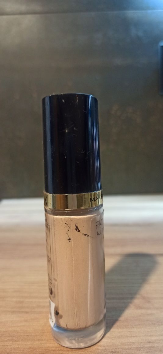 Max Factor Facefinity kolor warm almond