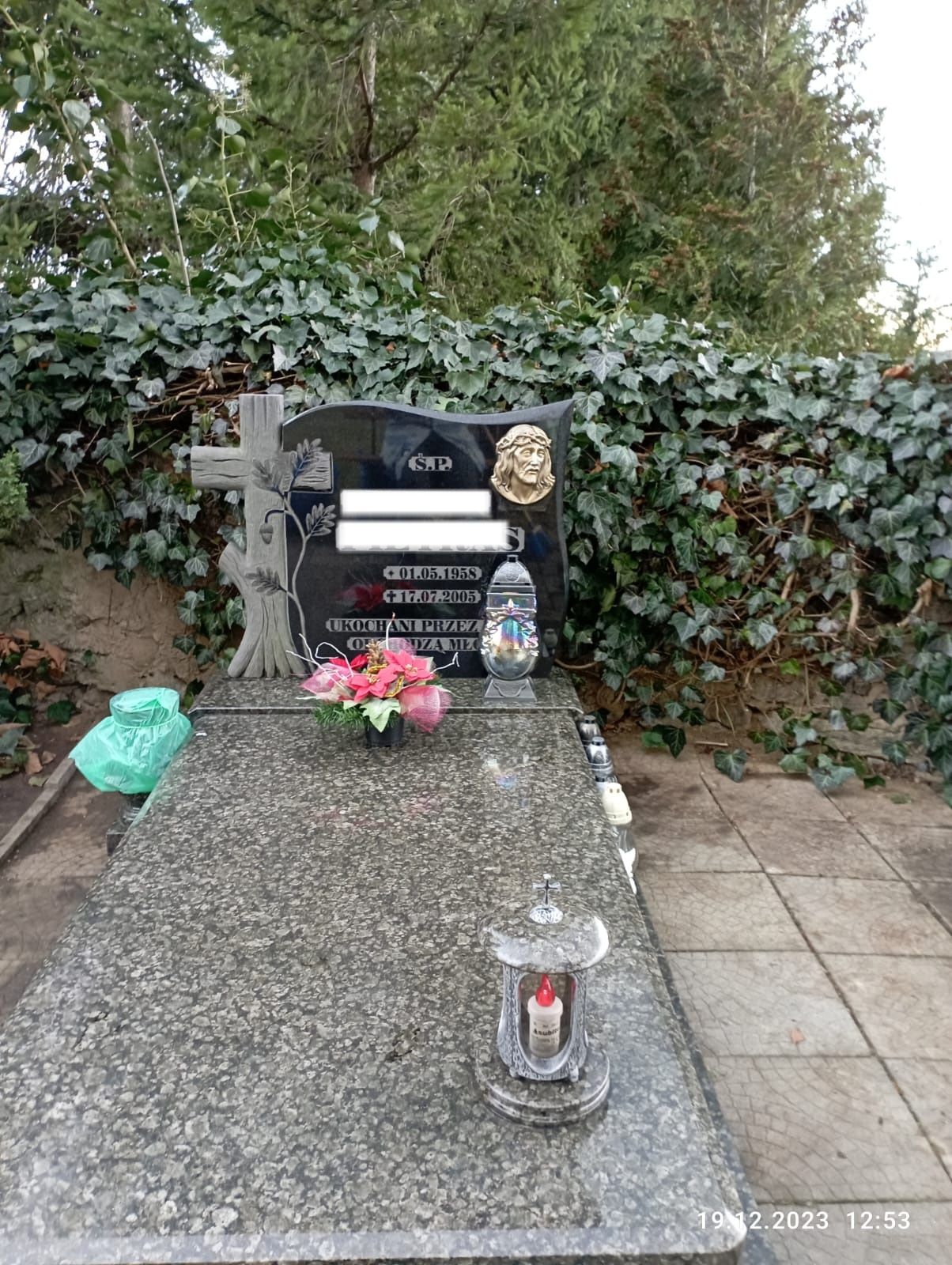 Pomnik nagrobek z granitu