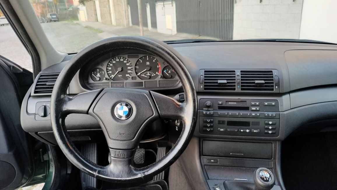 BMW 320D sedan em bom estado geral