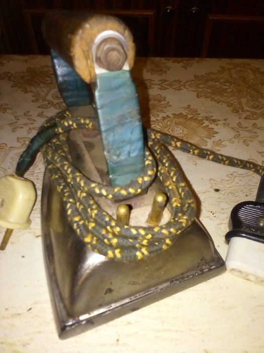 Утюг времён СССР очень тяжёлый