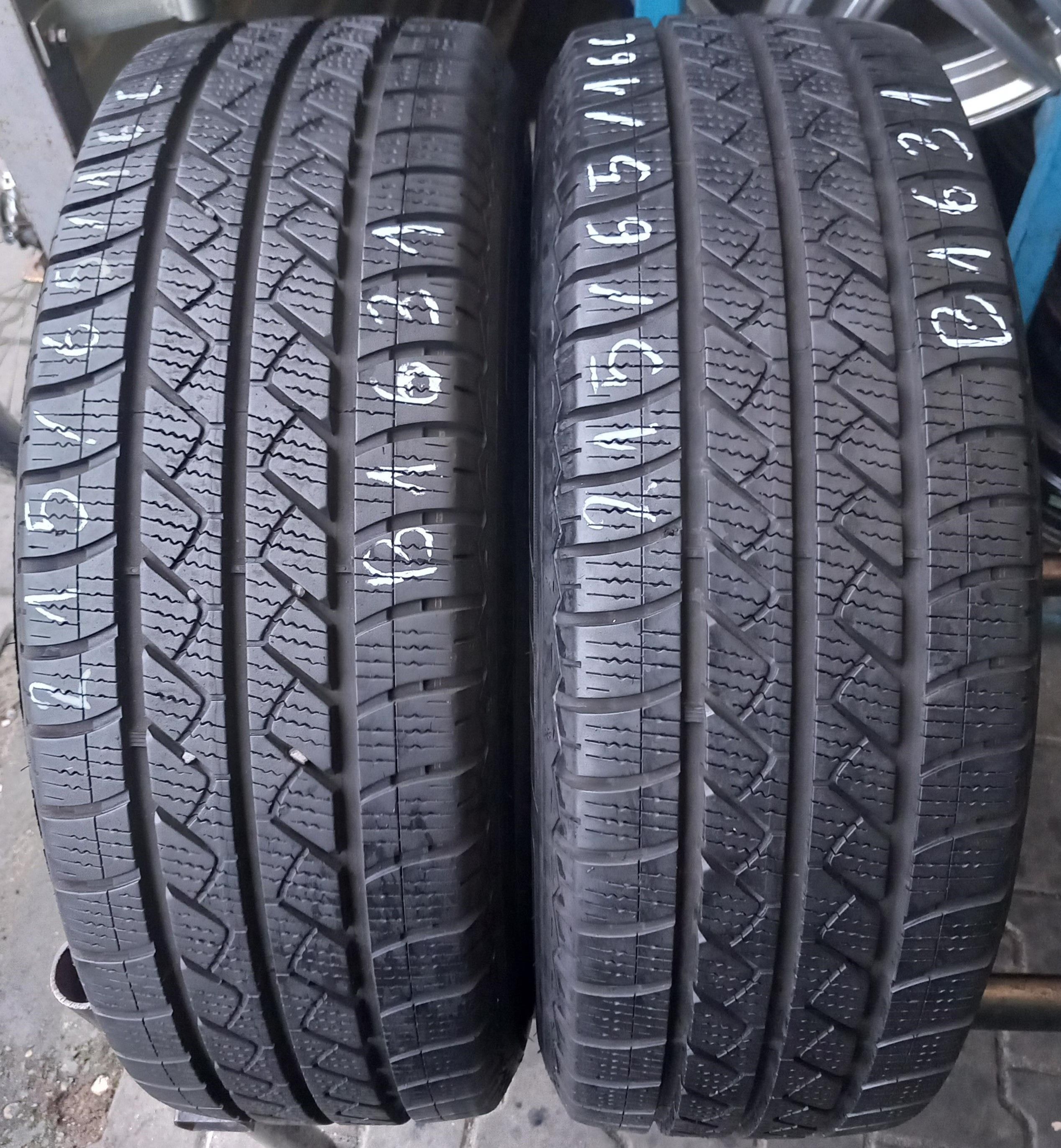 215/65/16C Goodyear Vector 4Seasons Cargo 109/107T