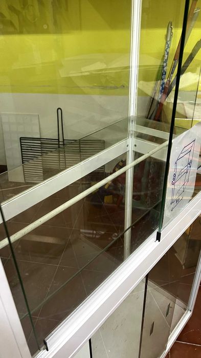 Oportunidade - Vitrine Branca com portas de vidro