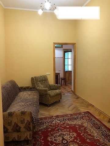 Продам 2 кімнатну квартиру, можна під комерцію!