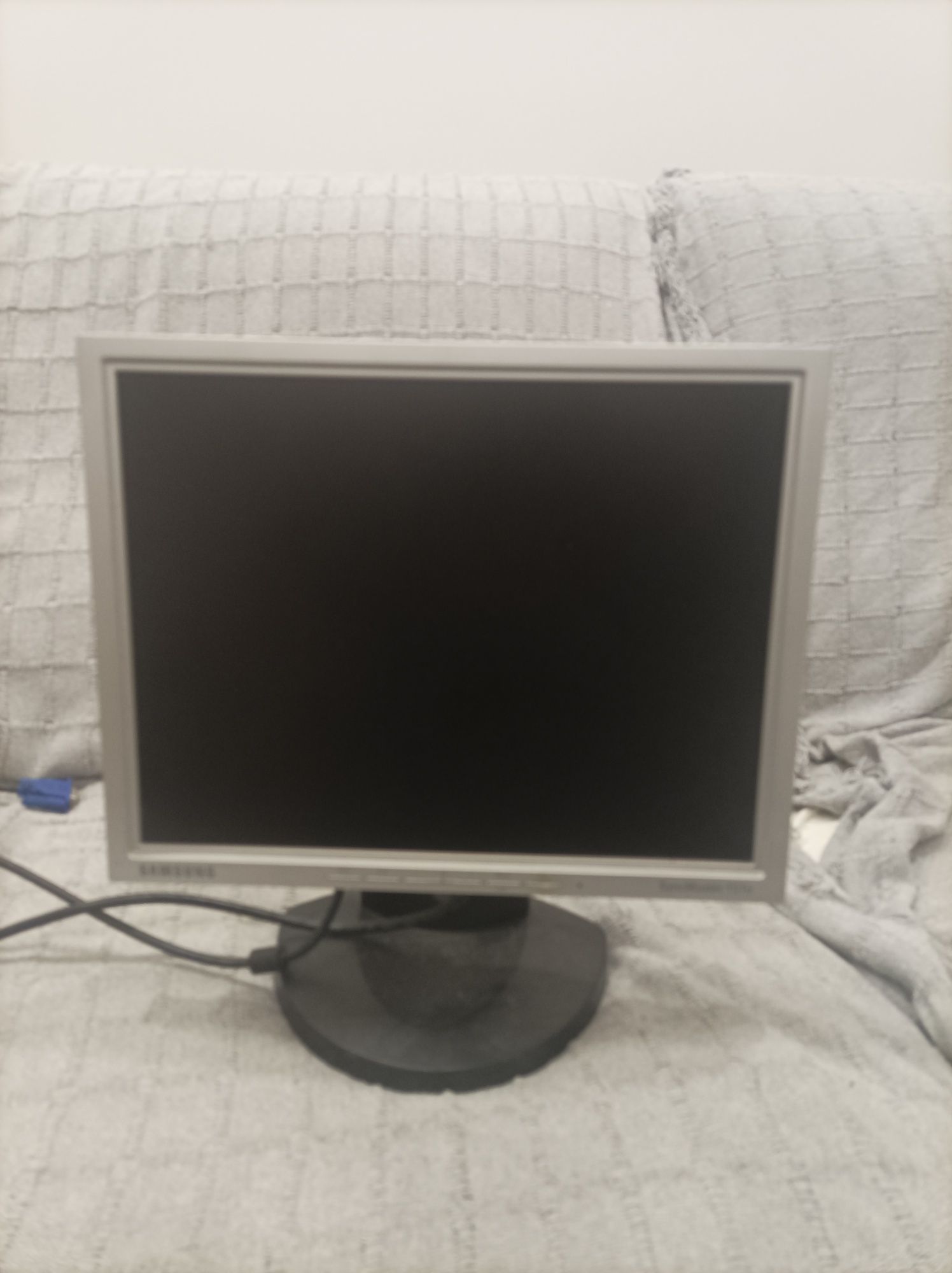 Monitor Samsung SyncMaster 151N
 corpo: Amieiro
 Pescoço aparafusado e