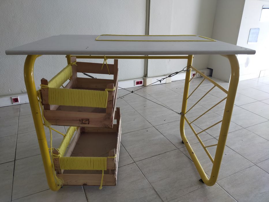 Mesa Amarela com Balde e Porta Lápis Amarelo