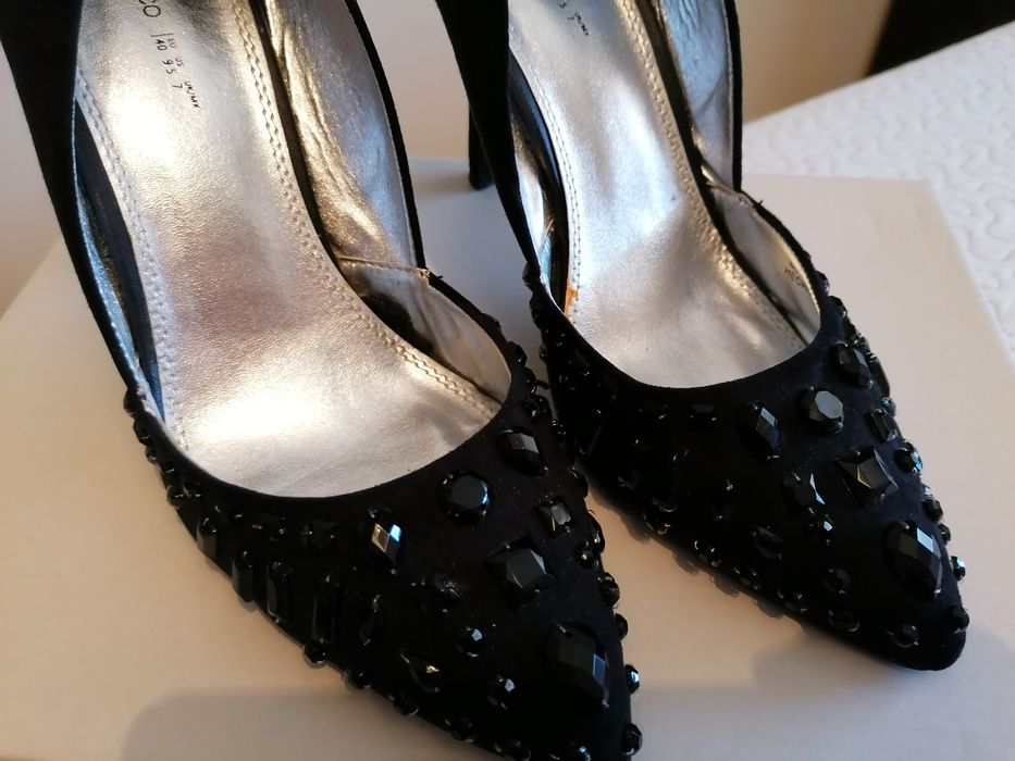 Sapatos pretos com aplicação