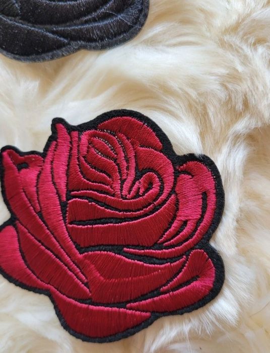 Śliczna Haftowana Czarna Róża Naprasowanka