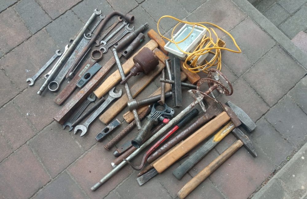 Stare narzędzia młotek klucze przecinaki ściągacz lampa