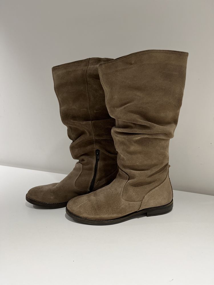 Botas cano alto em pele camel