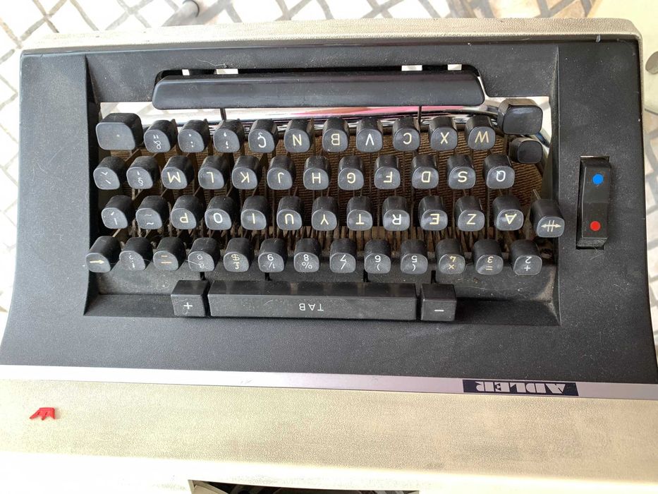 Maquina de escrever A4  - marca ADLER  - universal 200