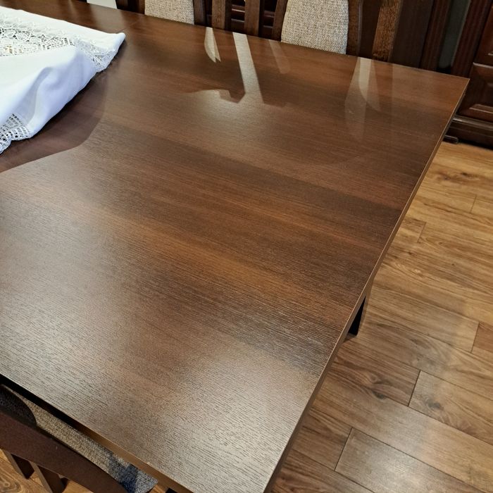 Stół z krzesłami