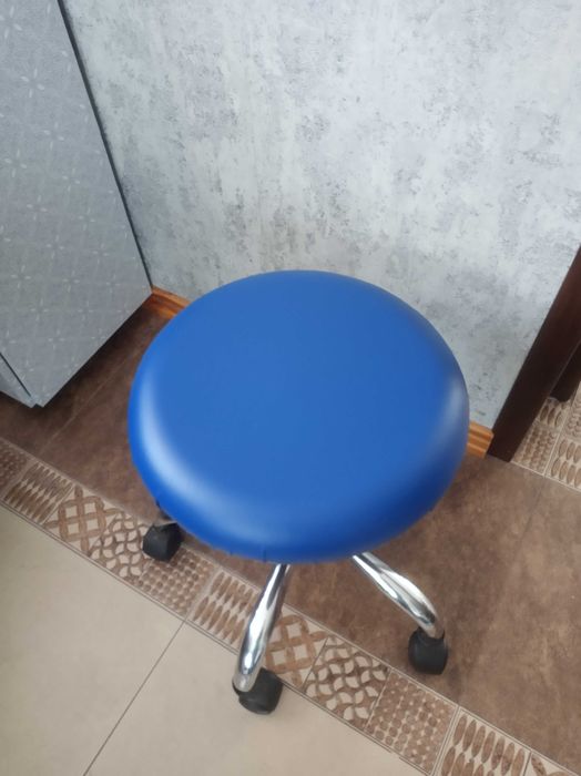 Szafirowy pokrowiec na okrągły taboret NOWY