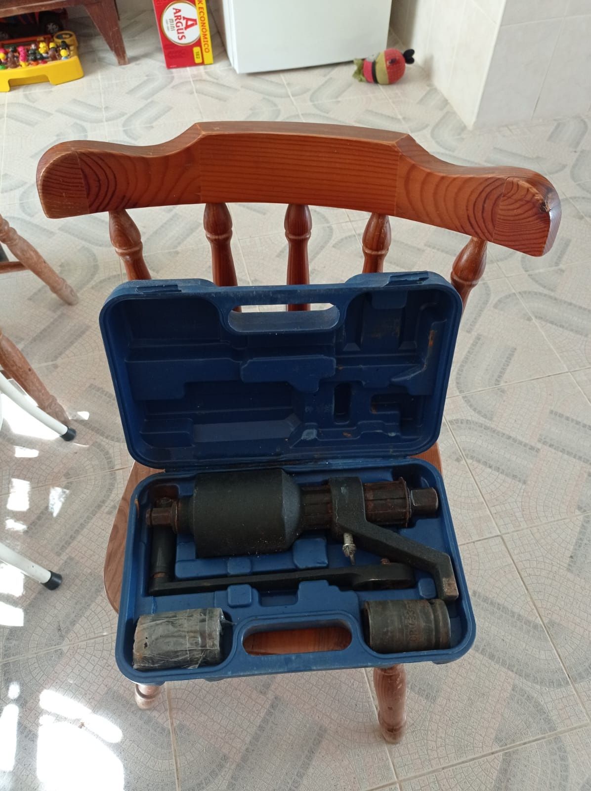 Frigorífico e chave rodas  desmultiplicadora