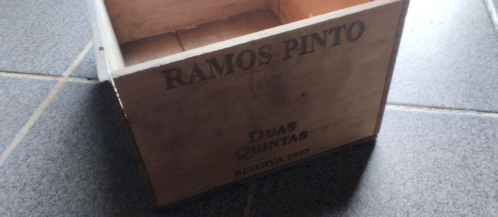 Várias caixas em madeira de vinhos em bom estado sem tampa.