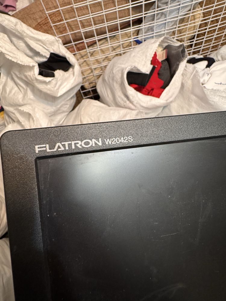 чудовий і повністю робочий монітор LG Flatron