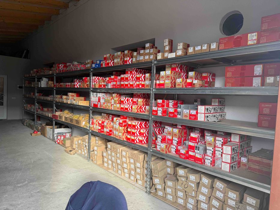 Стелажі на склад. Підсилені. Поличні і з ярусами під колеса. Металеві