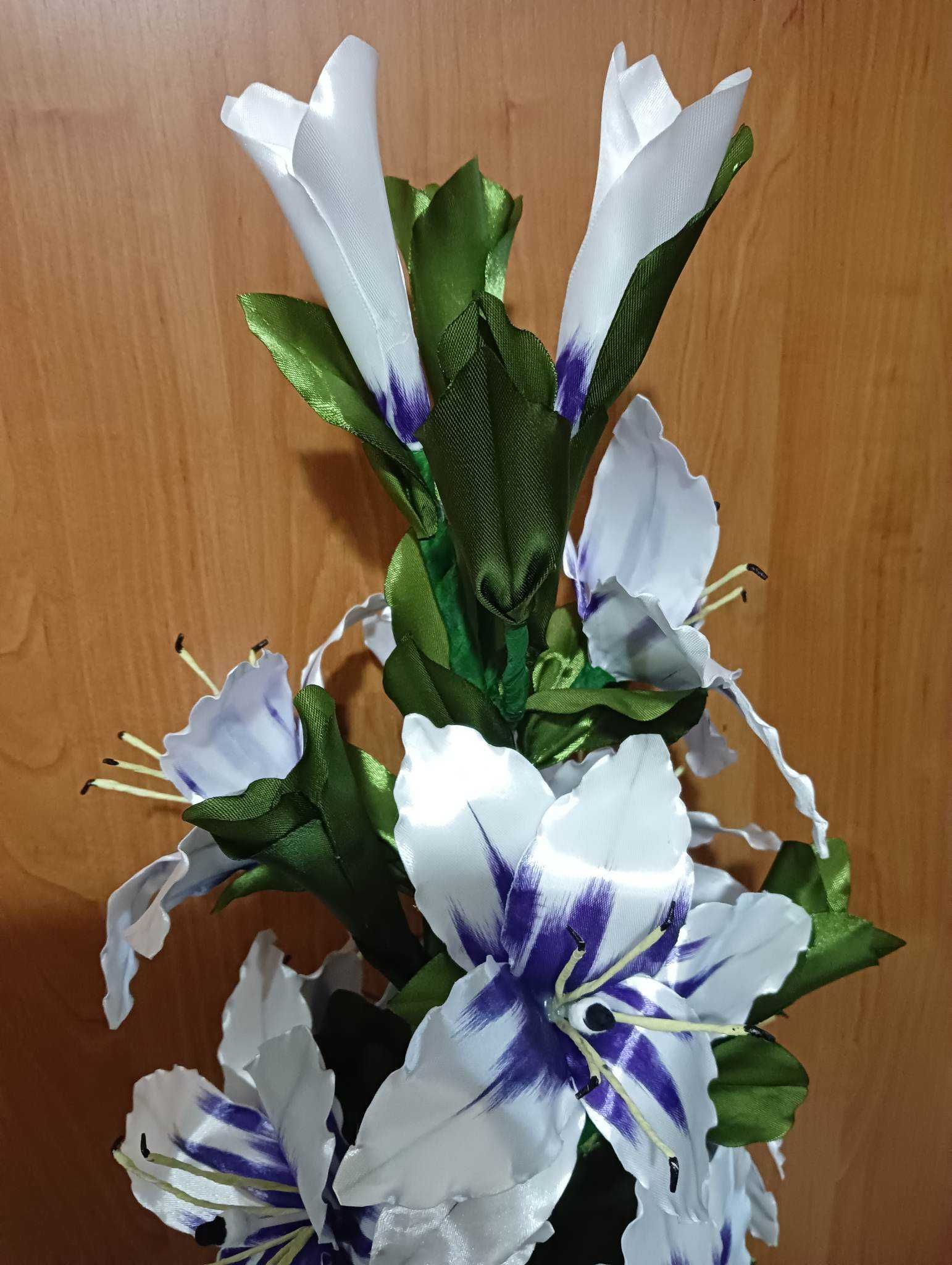 Piękne lilie ze wstążki satynowej
