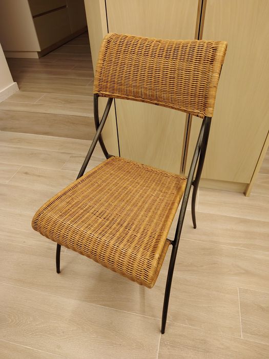 Cadeira de vime com estrutura de metal