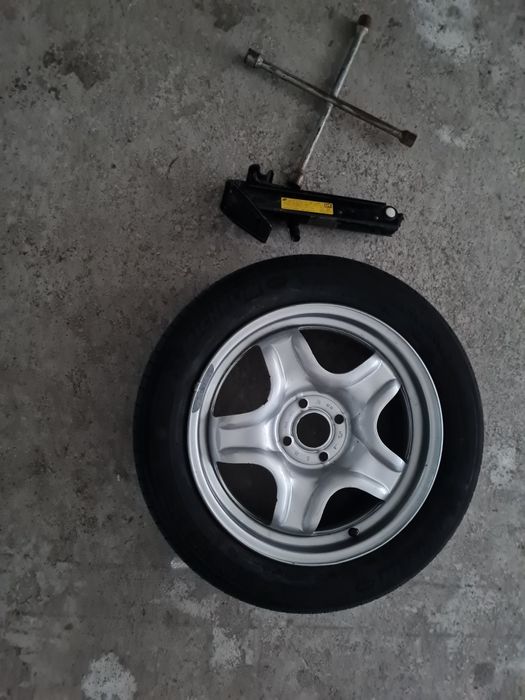 Roda suplente,chave de rodas e macaco. dacia