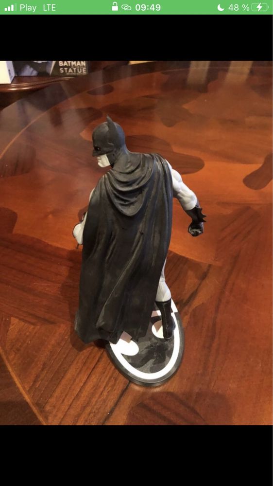 Batman Black and White Statue Gary Frank