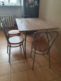 Stół z krzesłami.